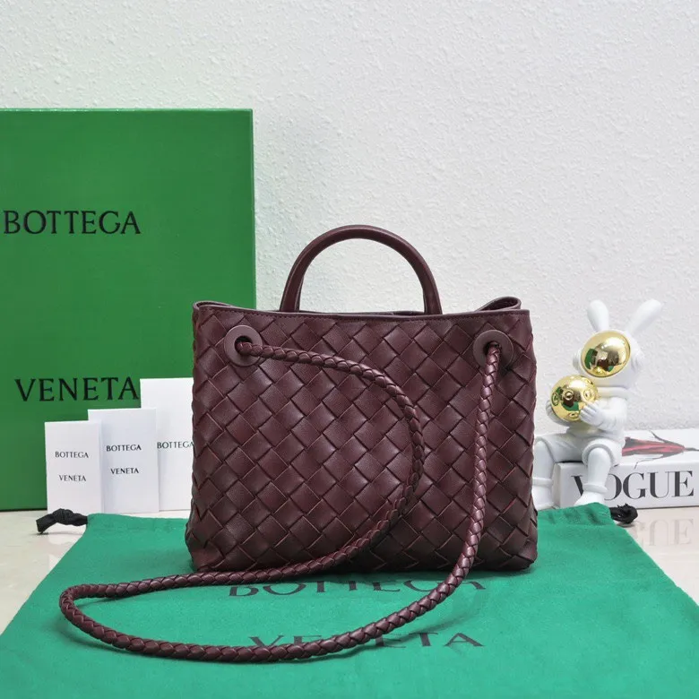 Batch 1860 B's 2023 spring and summer new model continues the brand's woven style with detailed metal knot switch buckles. This time, the shoulder straps are also made into tube weaves, showing different craftsmanship. The carrying method is versatile to create more different looks. Intrecciato woven leather small handbag, equipped with sliding crossbody strap. Internal compartments, including 1 zipper pocket and 2 open pockets with magnetic buckle closure. Size: 19*25*10.5cm, model: 7463#